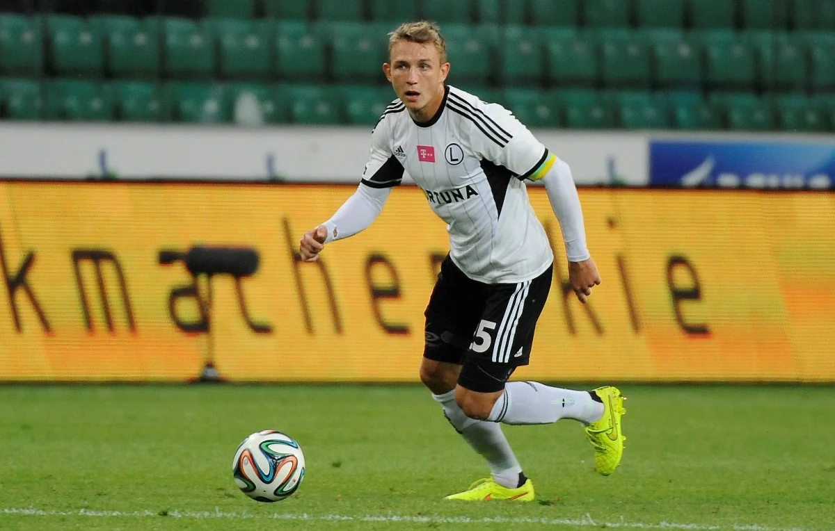 "Lecimy po zwycięstwo" - mówi przed meczem drugiej kolejki piłkarskiej Ligi Europejskiej z tureckim Trabzonsporem Jakub Rzeźniczak. Obrońca Legii Warszawa w rozmowie z RMF FM zapewnia, że drużyna wypadnie lepiej, niż w poprzednim sezonie, kiedy dwa razy uległa Trabzonsporowi 0:2. I zdradza, gdzie w szeregach rywali udało się znaleźć słabe punkty.