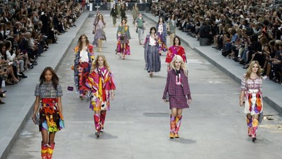 Gigantyczne dekolty hitem paryskiej mody!