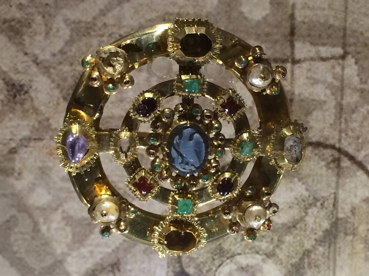 Warty kilka milionów euro Skarb Średzki można oglądać w Muzeum Narodowym we Wrocławiu. Kolekcja została właśnie uzupełniona o trzy, wcześniej niepokazywane elementy. Dwa fragmenty korony i pierścień śledczy odzyskali w 2005 roku z prywatnych rąk. 