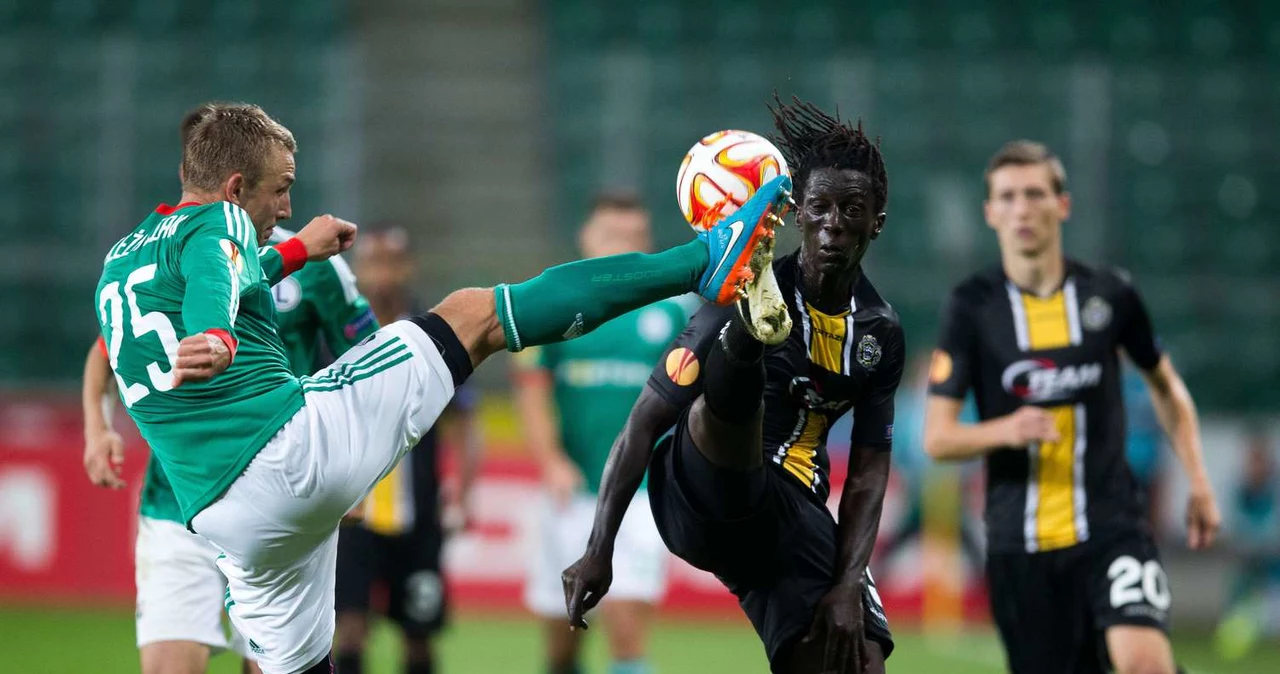 Jakub Rzeźniczak (z lewej) w akcji podczas meczu z Lokeren w LE