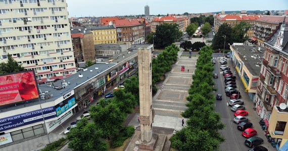 Jeszcze nie przebrzmiały echa kolejnej - tym razem bardzo licznej - demonstracji środowisk patriotycznych w Nowym Sączu, od wielu żądających usunięcia z centrum tego miasta - na mocy uchwały radnych z lutego 1992 roku - pomnika chwały Armii Czerwonej i przeniesienia znajdującego się przy nim zbiorowego grobu 6 krasnoarmiejców na najbliższy cmentarz komunalny, a już mamy kolejną informację w tej samej materii: rosyjski rząd nie zgadza się na usunięcie pomnika Wdzięczności dla tejże armii z placu Żołnierza Polskiego w Szczecinie, którego likwidacji domagają się tamtejsze organizacje kombatanckie i niepodległościowe.