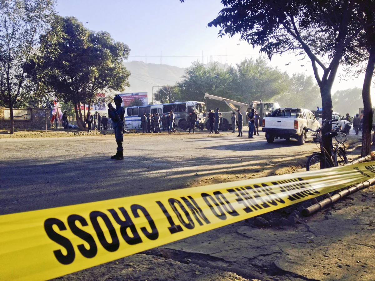 Samobójczy zamach na wojskowy autokar w stolicy Afganistanu, Kabulu. Zginęły trzy osoby, a 10 zostało rannych. To już czwarty poważny atak od zaprzysiężenia w poniedziałek nowego prezydenta.