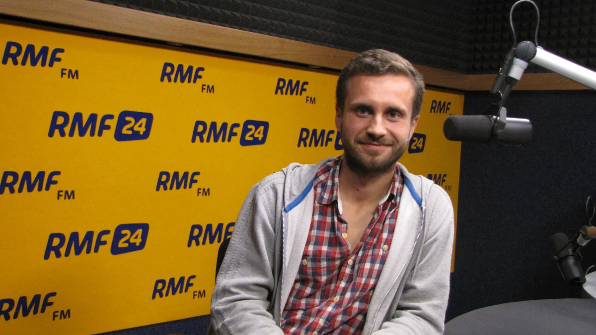 "Otwórz oczy, zaraz świt" to debiutancka powieść podróżnika i wielbiciela dobrej fabuły Mateusza Czarneckiego. Historia Teodora z Warszawy, człowieka sukcesu, który ma wszystko. Oprócz miłości i marzeń. Autor przygotowując się do napisania książki jeździł po Indiach i Nepalu. I zrobił ponad 8000 km, m.in zagrał w filmie w Bollywood i spędził kilka dni w dżungli Sunderbans na granicy z Bangladeszem. 