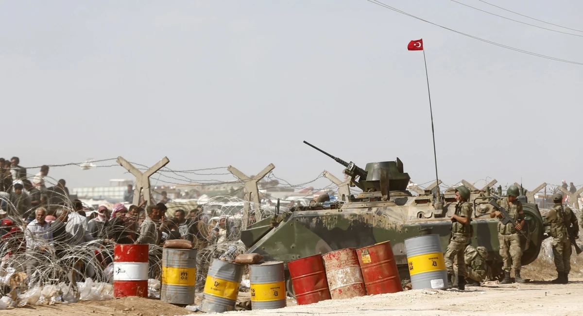 Turecki parlament większością głosów poparł projekt rządowej rezolucji zezwalającej armii na interwencję zbrojną przeciwko dżihadystom Państwa Islamskiego w Syrii i Iraku. Dokument zezwala m.in. zagranicznym żołnierzom na stacjonowanie na terytorium Turcji. Wojskowi będą mogli też wykorzystywać tureckie bazy do zwalczania islamistów.