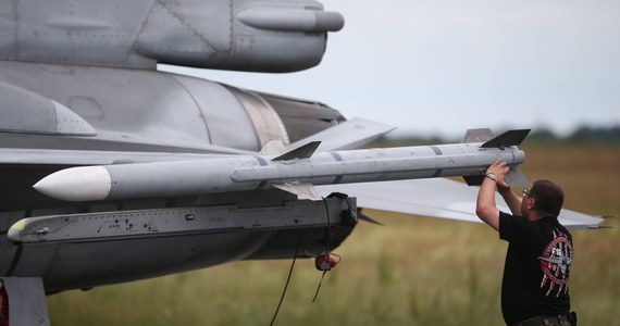 Departament Stanu USA zatwierdził sprzedaż Polsce 40 pocisków manewrujących dalekiego zasięgu powietrze-ziemia typu JASSM. Informacje przekazał rzecznik amerykańskiej ambasady Sean O'Hara. Jak dodał, zatwierdzono także sprzedaż oprogramowania do samolotów F-16, oprzyrządowania, części zamiennych, pakietu szkoleń i wsparcia logistycznego.