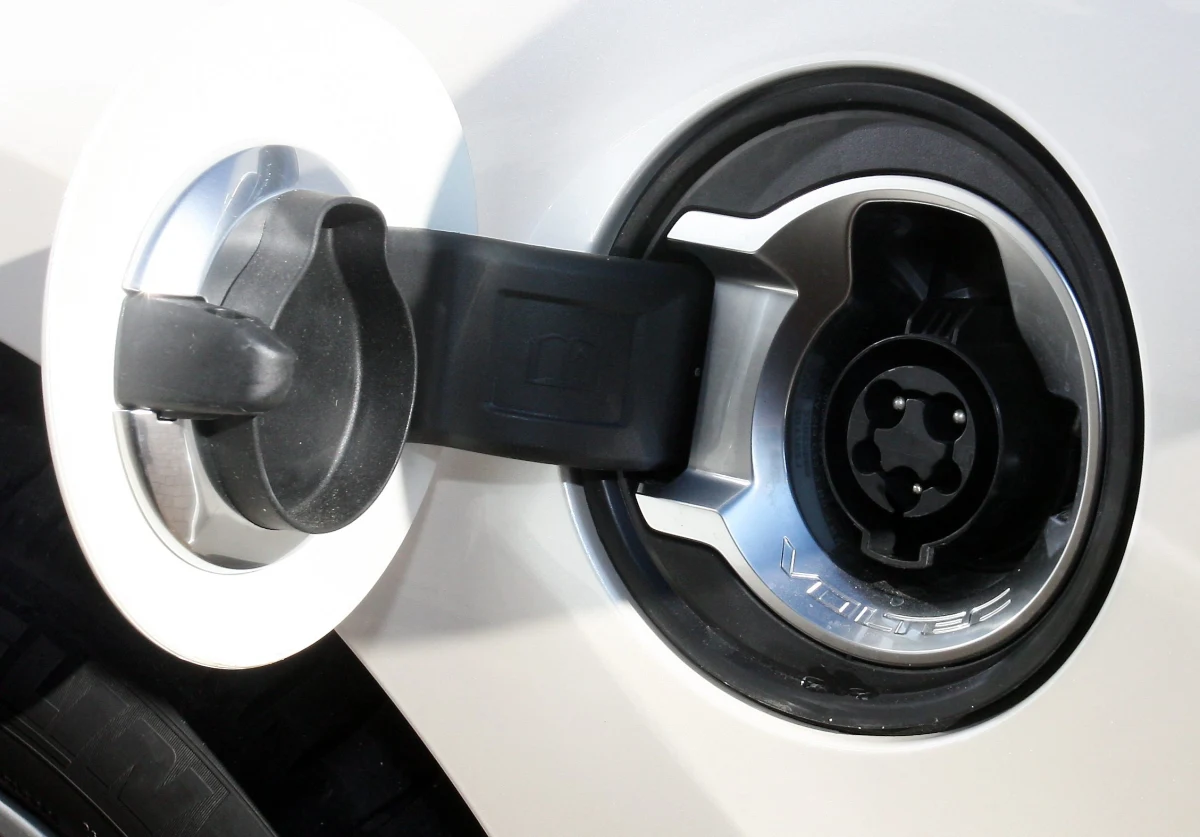 Przez półtora roku sprzedano w Polsce 63 auta elektryczne wszelkich marek - informuje "Puls Biznesu". Przejechanie 100 km samochodem elektrycznym kosztuje 6-10 zł, czyli trzy, a czasami nawet siedem razy mniej niż samochodem z silnikiem spalinowym. Ale nie w Polsce. 