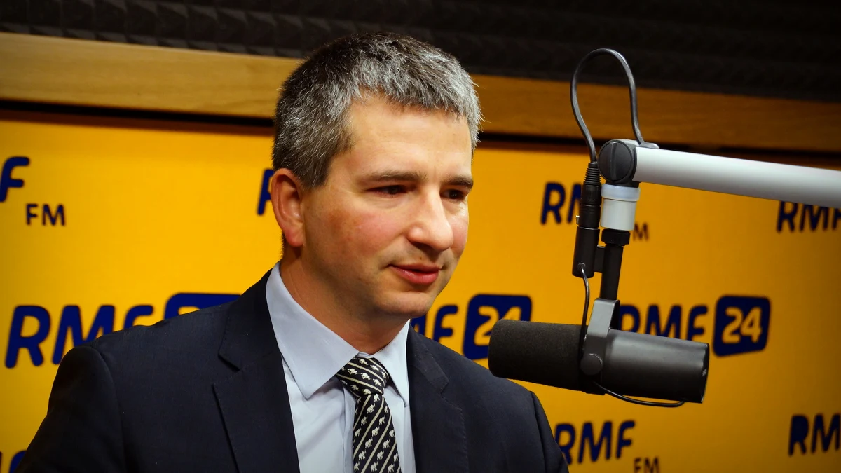 Minister finansów Mateusz Szczurek zdradza w Kontrwywiadzie RMF FM, że Ewa Kopacz chciała umieścić w expose zapowiedzi kolejnych reform. On jednak się temu sprzeciwił, gdyż pomysły premier za bardzo obciążyłyby finanse państwa. Pytany z kolei o to, dlaczego w zapowiedziach Ewy Kopacz nie było nic na temat „zaciskania pasa” odpowiedział, że „limit przewidzianych wydatków uwzględnia stan gospodarki”.