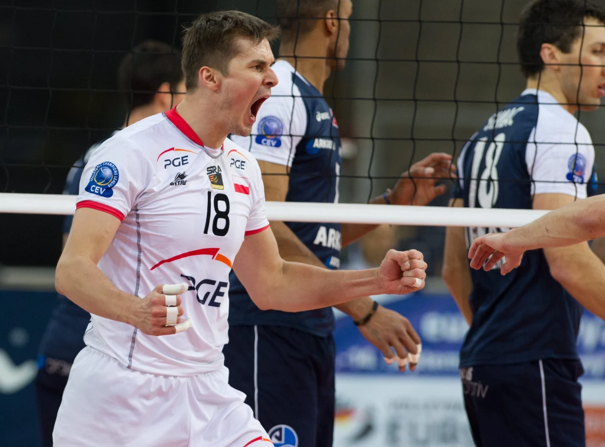 "Mistrzowie świata mogą nie imponować formą, ale to i tak będzie wyjątkowy sezon" - mówi o ruszającej wieczorem siatkarskiej ekstraklasie Michał Bąkiewicz. Srebrny medalista mundialu z 2006 roku, a obecnie zawodnik AZS-u Częstochowa, w rozmowie z RMF FM mówi, że ostatni sukces reprezentacji na pewno pomoże rozgrywkom ligowym, w których karty mają rozdawać drużyny z mistrzami świata w składzie.