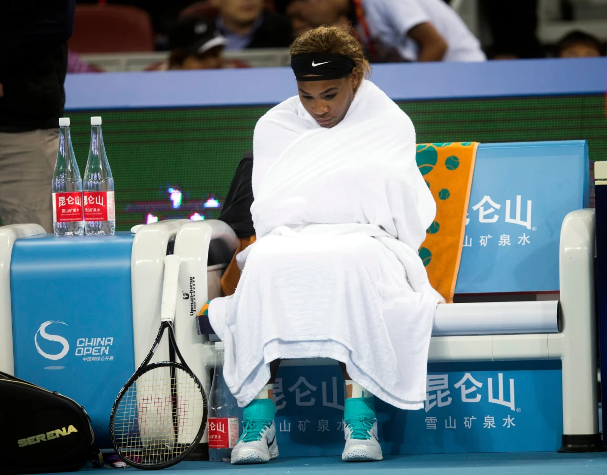 Serena Williams nie obroni tytułu w turnieju WTA w Pekinie. Liderka światowego rankingu tenisistek po dotarciu do 1/4 finału wycofała się z powodu kontuzji kolana. Nie wiadomo, czy Amerykanka zdoła dojść do siebie na kończącą sezon imprezę masters w Singapurze.