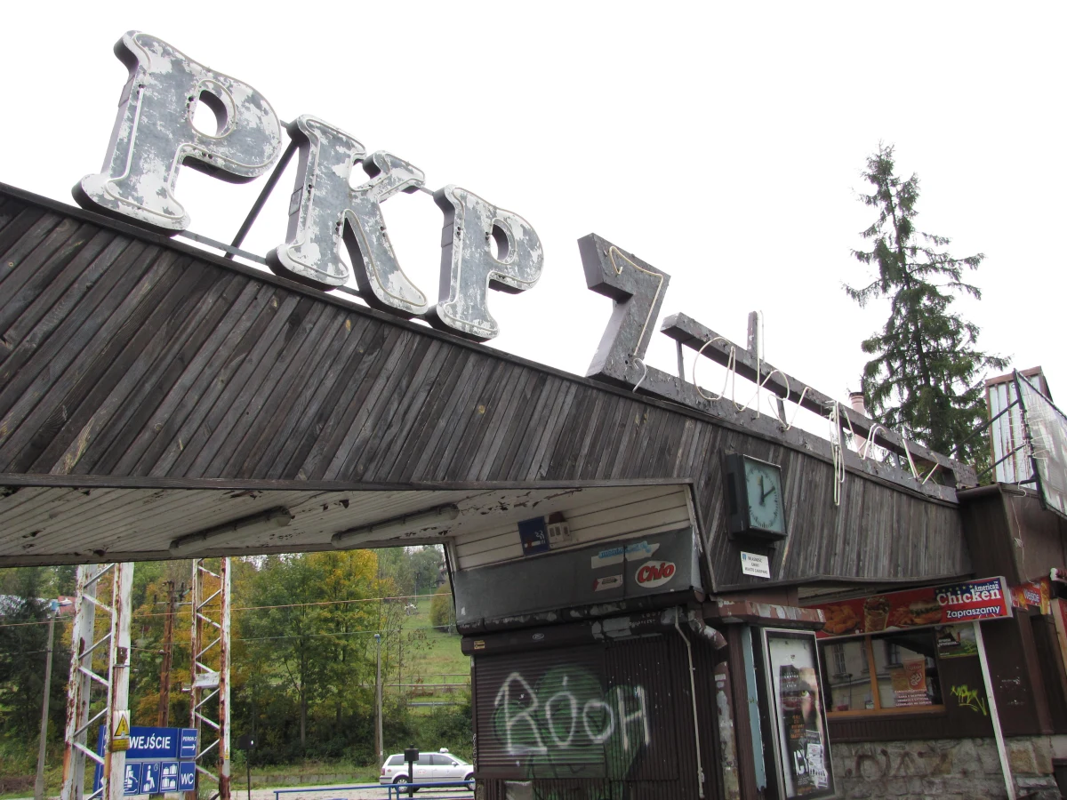 Słynny zakopiański neon kiedyś był chlubą i ozdobą miasta. Na swoje czasy był niezwykle awangardowy i nowoczesny. Powstał ponad 50 lat temu, kiedy pod Tatrami organizowane były mistrzostwa świata FIS. Teraz tylko straszy i szpeci. Znalazła się jednak grupa ludzi, którzy chcą uratować neon z zakopiańskiego dworca kolejowego. Zorganizowali internetową akcję zbierania pieniędzy. Inicjatorką akcji jest historyk sztuki Marta Gaj.