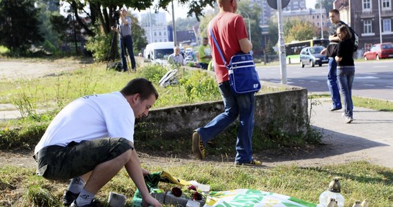 Sąd w Zielonej Górze uniewinnił policjanta, który trzy lata temu śmiertelnie potrącił kibica Falubazu. Funkcjonariusz jechał na interwencję nieoznakowanym radiowozem. Było to po fecie z okazji zdobycia mistrzostw Polski przez zielonogórską drużynę żużlową. Po śmierci 23-latka na ulicach miasta wybuchły zamieszki.