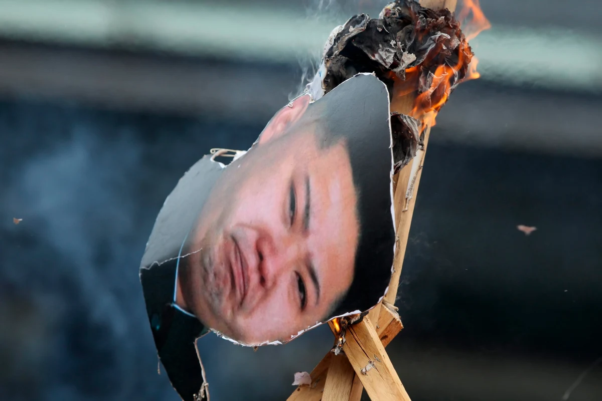 Władzę w Korei Północnej przejęła młodsza siostra przywódcy Kim Dzong Una, Kim Jo Dzong, i to ona podejmuje najważniejsze decyzje - twierdzi think tank z siedzibą w Seulu, założony przez uciekinierów z Północy. Z kolei brytyjski "Daily Mail" pisze, że w Pjongjangu dokonał się już lub jest przygotowywany zamach stanu i że 31-letni Kim Dzong Un, który został przywódcą po śmierci ojca, Kim Dzong Ila, w 2011 roku, nie sprawuje już kontroli i jest tylko "marionetkowym przywódcą".