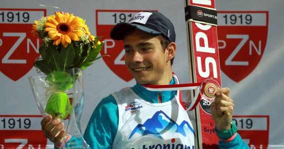 Jakub Wolny miał groźnie wyglądający wypadek podczas kwalifikacji do sobotniego konkursu Letniej Grand Prix w skokach narciarskich w niemieckim Klingenthal. Mistrz świata juniorów został zabrany karetką do szpitala. Prawdopodobnie ma uszkodzoną łąkotkę w kolanie. 