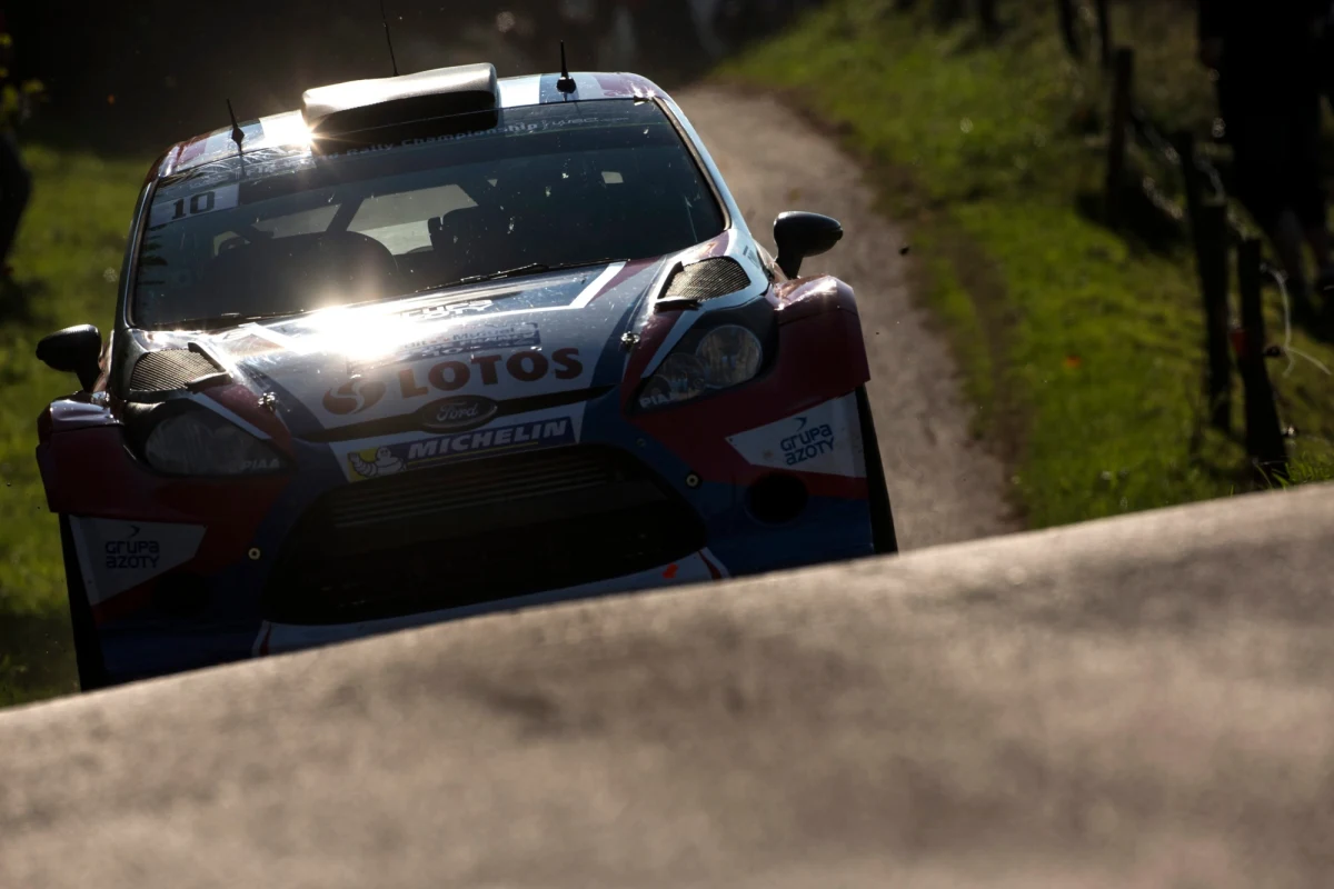 Robert Kubica (Ford Fiesta WRC) ze stratą 1.04,7 do lidera zajmuje siódmą pozycję po pierwszym dniu Rajdu Francji, 11. rundy mistrzostw świata. Prowadzi Fin Jari-Matti Latvala (VW Polo WRC). 