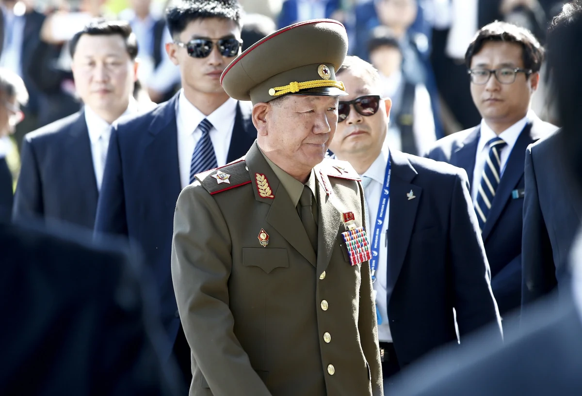 ​Niespodziewane działanie Pjongjangu. Trzej wysocy rangą przedstawiciele władz Korei Płn. przybyli do Korei Płd., by wziąć udział w uroczystościach kończących igrzyska azjatyckie. Ta rzadka wizyta może przynieść przełom w napiętych dotychczas stosunkach między krajami - pisze Reuters. Informację przekazano dzień po ogłoszeniu przez jeden z think-thanków z Seulu, że władzę w Korei Płn. przejęła siostra Kim Dzong Una.