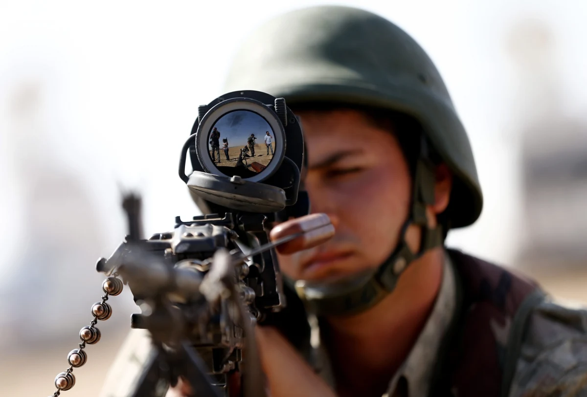 Prezydent Turcji Recep Tayyip Erdogan zagroził represjami, jeśli dżihadyści z Państwa Islamskiego zaatakują grobowiec Sulejmana Szacha w północnej Syrii, na terytorium, które Turcja uważa za własne. Obecnie tureckie wojsko znajduje się na pozycjach i zamierza bronić mauzoleum legendarnego wodza i dziadka założyciela imperium osmańskiego, Osmana I. 