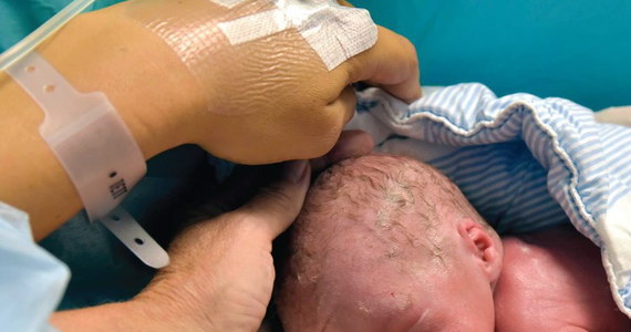​36-letnia Szwedka została pierwszą kobietą na świecie, która urodziła dziecko po przeszczepie macicy - poinformowało medyczne czasopismo "The Lancet". To przełom w walce z niepłodnością - pisze agencja AFP.