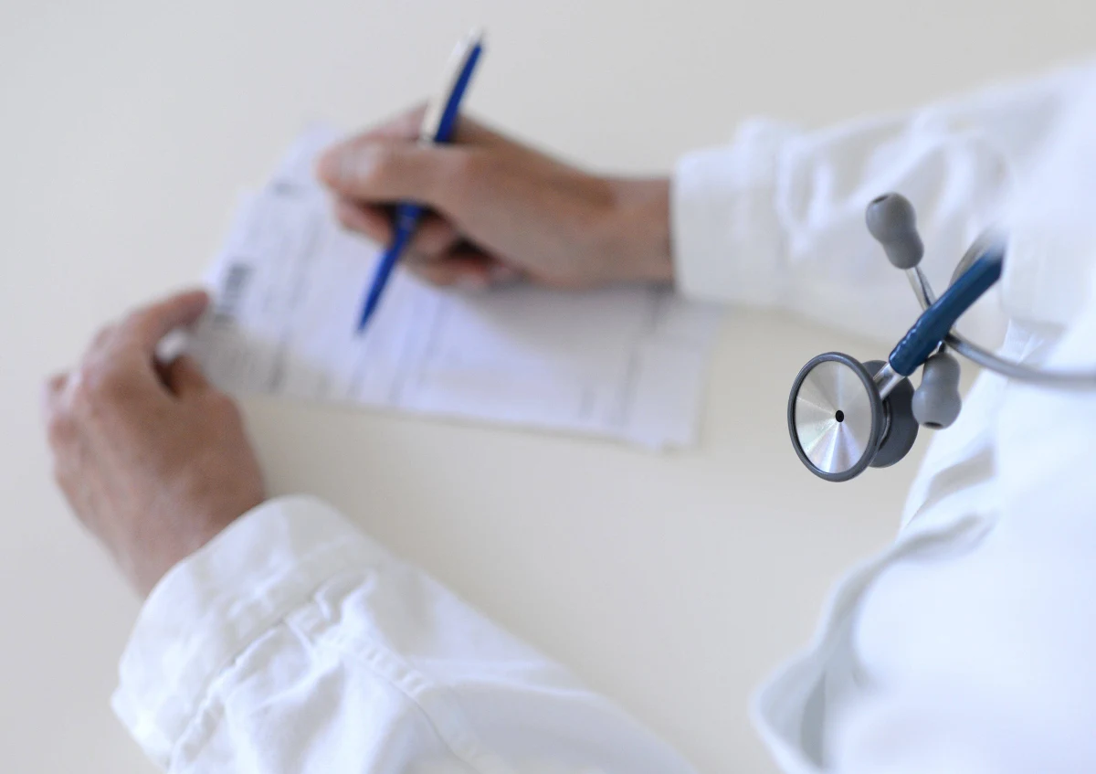 Od soboty, np. w przypadku przewlekłych schorzeń, lekarz będzie mógł wypisać pacjentowi recepty nawet na rok, zamiast - jak do tej pory - maksymalnie na trzy miesiące. Wchodzące w życie przepisy, przygotowane przez Ministerstwo Zdrowia, są częścią tzw. pakietu kolejkowego. 