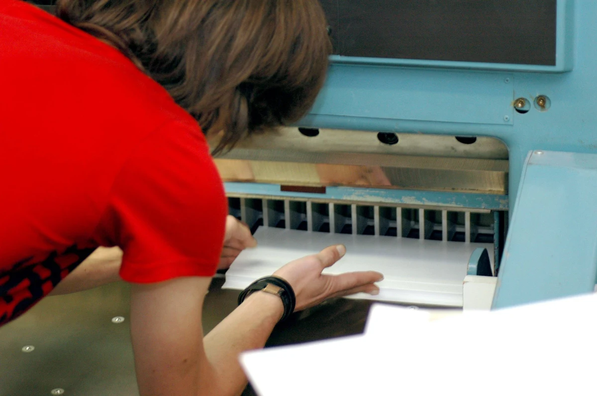 2,5 tysiąca na rękę i umowa o pracę, a w ramach obowiązków – seks z szefem. Desperacja kobiet, które decydują się na zamieszczanie w internecie ogłoszeń z gatunku "szukam sponsora", jest szokująca. Z jedną z takich kobiet rozmawiał reporter Telewizji Polskiej. W internecie od lat seks oferowany jest za wynajem mieszkania czy pracę. Na jedno z takich ogłoszeń o posadę dla asystentki odpowiedziała „Panorama”.