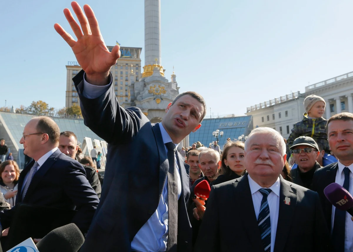 "Na razie bądźcie zgodni, bądźcie wszyscy razem przeciwko tym wyzwaniom. Jak Europa zobaczy, że Ukraina mimo różnic, mimo krzywd wewnętrznych, jest razem, to też inaczej będzie na was patrzeć. Zamknijcie oczy, zaciśnijcie zęby i razem idźcie do pokoju, do wolności" - powiedział w Kijowie Lech Wałęsa. Polskiego prezydenta zaprosił na Ukrainę mer Kijowa Witalij Kliczko. 