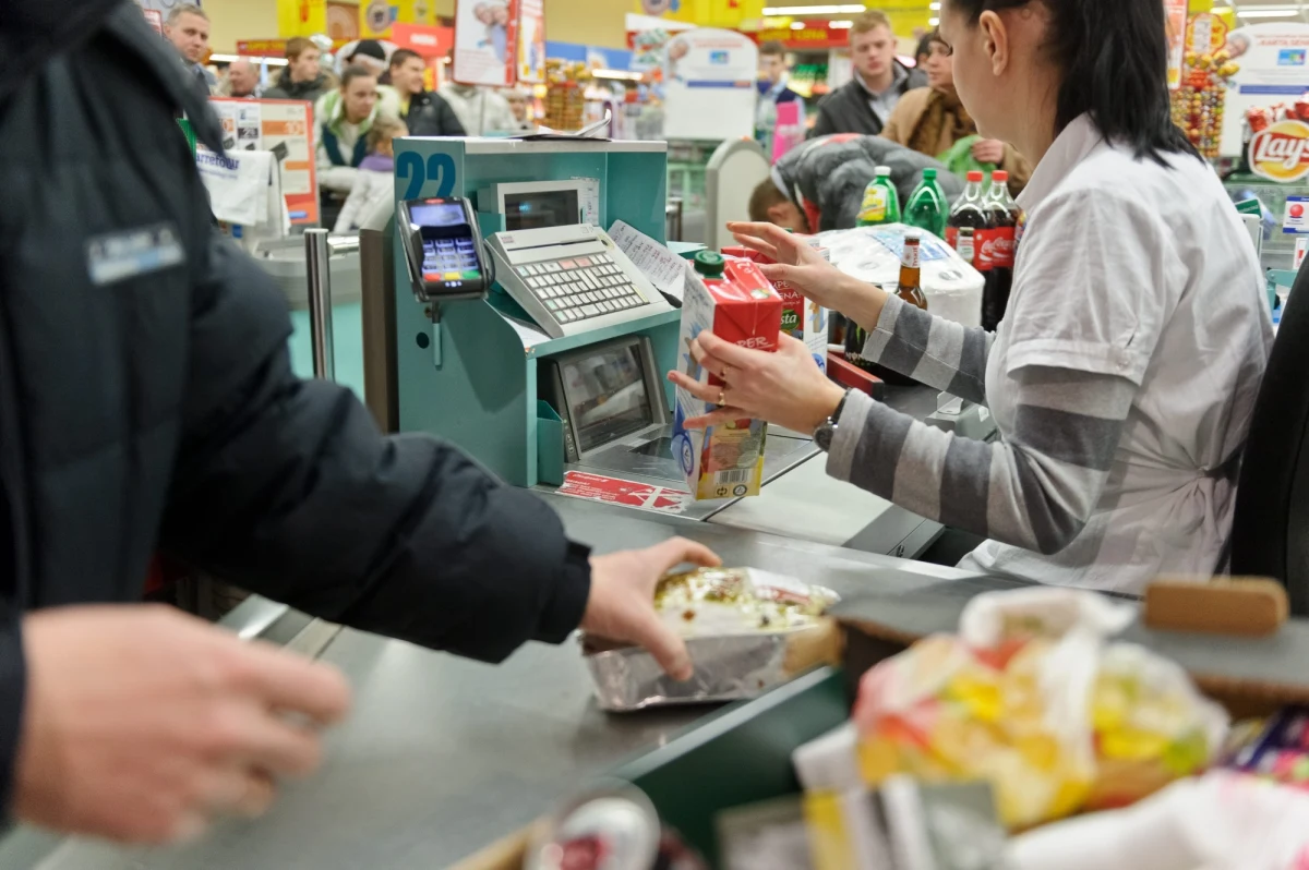 Zawsze miałem sceptyczny stosunek do powiedzenia “klient nasz pan". Lepiej moim zdaniem myśleć o sprzedawcach jak o przewodnikach, którzy mają za zadanie nam pomóc i doradzić. Dobrze, by tak o sobie myśleli również sami ekspedienci. W tej sytuacji klientowi nie będą się mylić role i być może uniknie wielu pułapek, które z “pana" zrobią “chama". Tym razem przyjrzyjmy się dobremu wychowaniu w relacjach klient-sprzedawca.