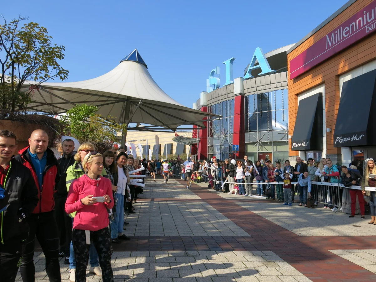 2 godziny 35 minut i 58 sekund - tyle zajęło Rafałowi Czarneckiemu przebiegnięcie 42 kilometrów 6. Silesia Marathonu w Katowicach. To on został zwycięzcą biegu. Wśród uczestników z całej Polski byli także maratończycy m.in. z Ukrainy, Wielkiej Brytanii, Meksyku, Izraela, Maroka i Południowej Korei. 6. edycja Silesia Marathonu była okazją do zebrania środków na leczenie poważniej chorej dziewczyny, uczestnikom zapewniono szansę przebadania serc, a kibicom możliwość śledzenia biegaczy w smartfonach.