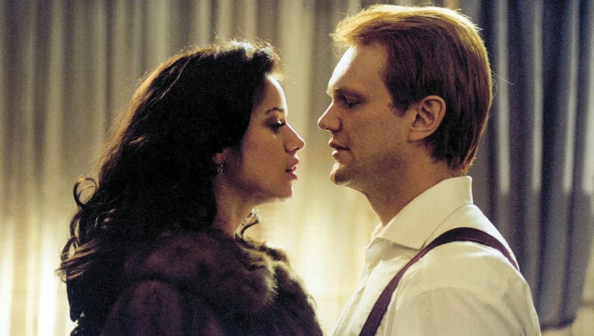 "To dla nas osobista tragedia, bo przyjaźniliśmy się nie tylko my dwoje, ale także nasze rodziny. Znam jej męża, dzieciaki. Ania zawsze pozostanie w naszych sercach jako osoba promienna" - mówi o zmarłej Annie Przybylskiej aktor Cezary Pazura. "Każdy, kto pracował z Anną powie to samo - jak szedł do roboty, gdzie miał ją spotkać, to wiedział, że będzie miał fajny dzień. Bo będzie wesoło, miło. Była tak pełna życia, miała taki temperament, że ta radość, ten entuzjazm udzielał się innym. Taką ją chcę zapamiętać" - dodaje. 