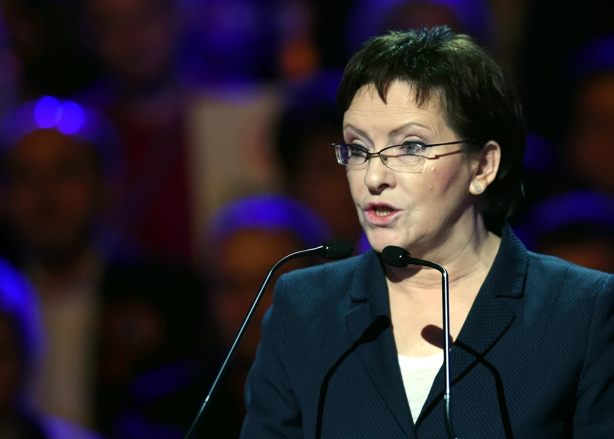 Rząd od dawna zapowiada walkę i zaostrzenie kar dla piratów drogowych. Jako marszałek Sejmu Ewa Kopacz obiecywała, że dobierze się do skóry także posłom łamiącym przepisy drogowe. Tymczasem jej kierowcy sami łamią przepisy - twierdzi poniedziałkowy "Fakt". 