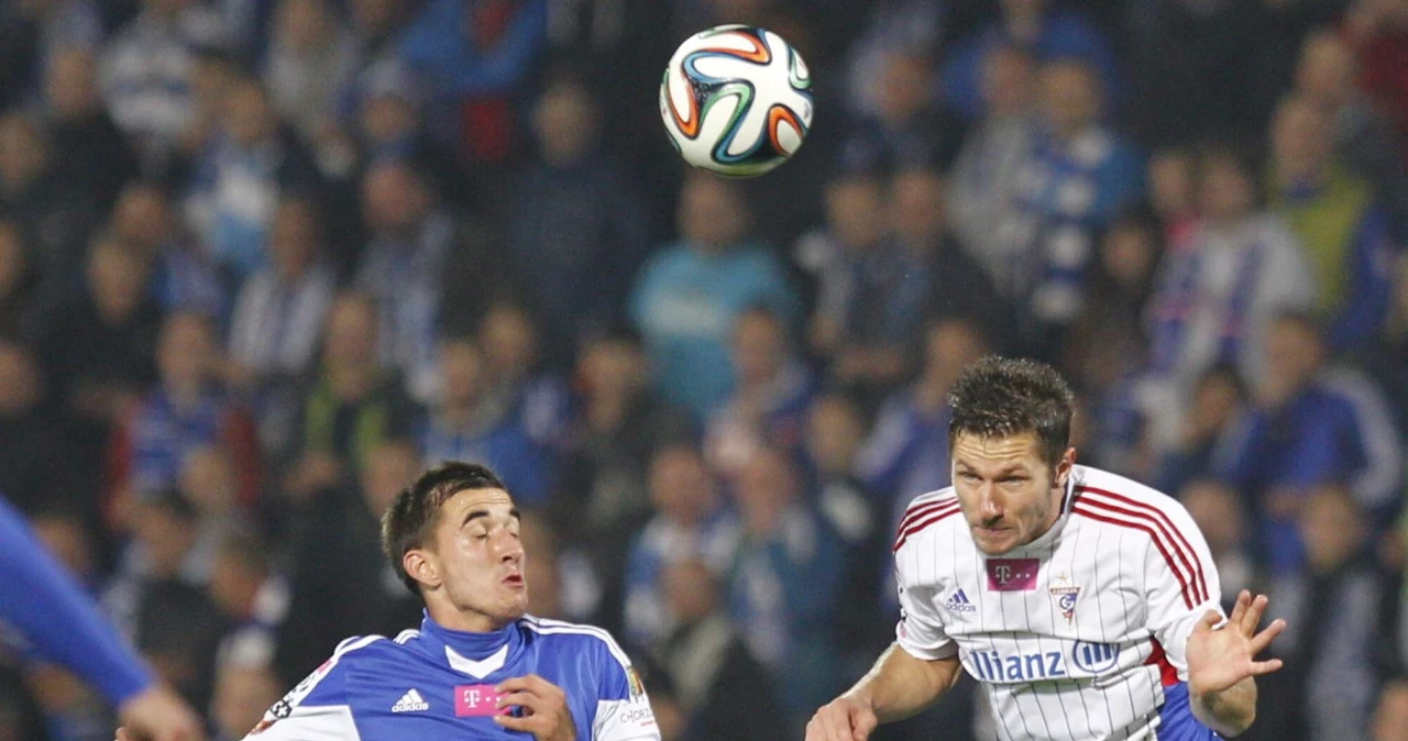 Martin Konczkowski (L) z Ruchu Chorzów i Łukasz Madej z Górnika podczas sobotnich derbów.