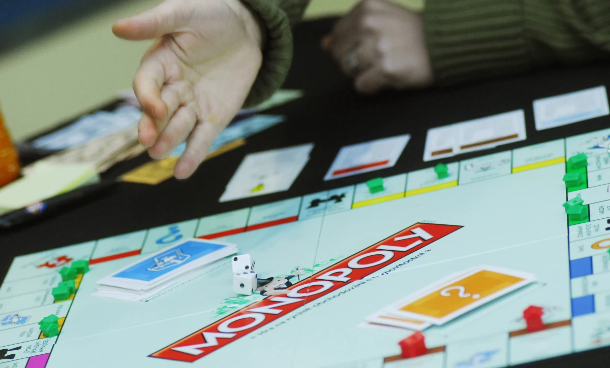 Oszuści kupili w Paryżu biżuterię z brylantami wartą 6 milionów euro, płacąc banknotami... z popularnej gry planszowej „Monopoly”. Według francuskiej policji do transakcji doszło w luksusowym hotelu koło paryskich Pól Elizejskich. Przestępcy zniknęli bez śladu.