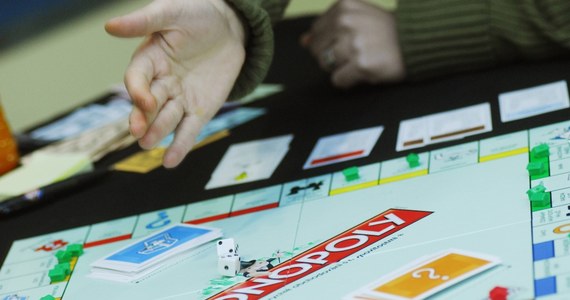 Oszuści kupili w Paryżu biżuterię z brylantami wartą 6 milionów euro, płacąc banknotami... z popularnej gry planszowej „Monopoly”. Według francuskiej policji do transakcji doszło w luksusowym hotelu koło paryskich Pól Elizejskich. Przestępcy zniknęli bez śladu.