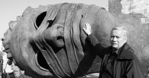 W Paryżu zmarł wybitny rzeźbiarz Igor Mitoraj - podała w poniedziałek włoska agencja Ansa, powołując się na informacje z Pietrasanta w Toskanii. Światowej sławy artysta miał tam pracownię.