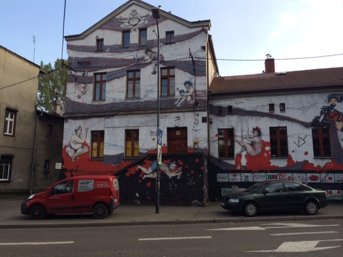 Dom Aniołów Stróżów w Katowicach znalazł się w finansowych tarapatach. Stowarzyszenie będzie musiało zamknąć od nowego roku 2 świetlice terapeutyczne dla dzieci z trudnych środowisk. Powód to kończące się środki unijne i skromna dotacja z urzędu miasta. Anioły opiekują się rocznie około pół tysiącem dzieci i 80 rodzinami. Stowarzyszenie zwróciło się o pomoc do Urzędu Miasta. Początkowo urzędnicy odmówili, ale pojawiła się iskierka nadziei. 