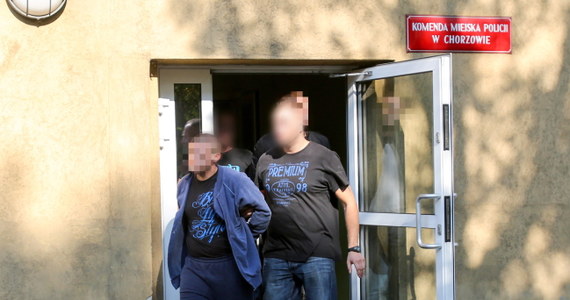 Dwaj młodzi mężczyźni zatrzymani po sobotnim incydencie na stadionie Ruchu Chorzów usłyszeli prokuratorskie zarzuty. Będą odpowiadać z artykułu 163 Kodeksu Karnego. Grozi im do 10 lat więzienia. 