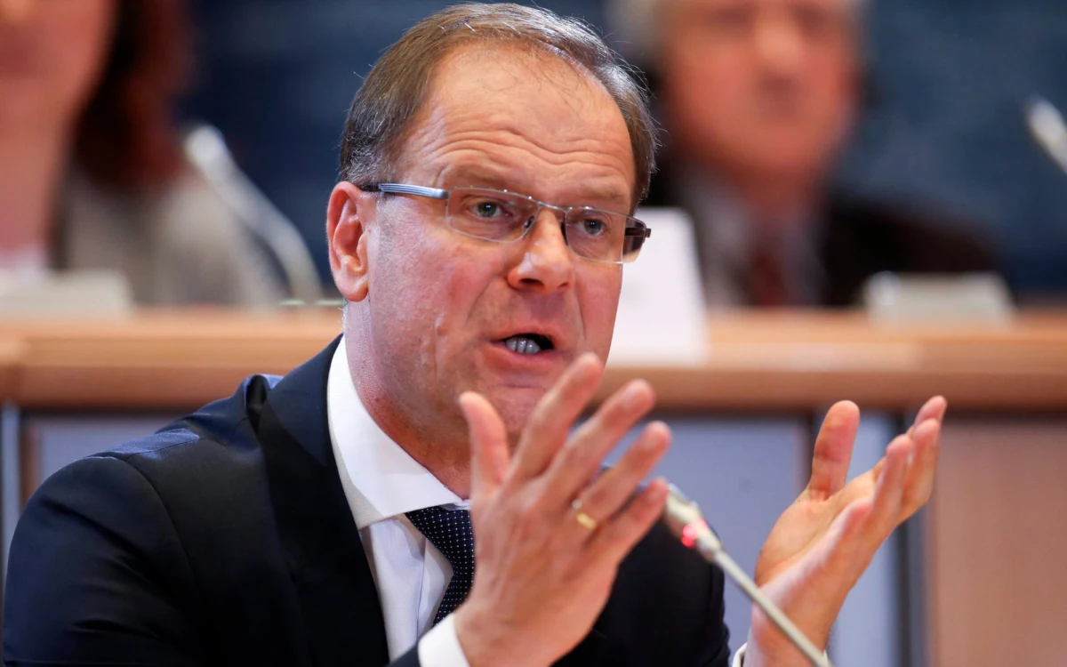 Komisja Parlamentu Europejskiego ds. kultury odrzuciła w poniedziałek kandydaturę Węgra Tibora Navracsicsa na komisarza UE ds. edukacji, kultury, młodzieży i obywatelstwa. Eurodeputowani chcą, by powierzono mu inną tekę. Jeśli przyszły szef Komisji Europejskiej Jean-Claude' Juncker nie zgodzi się na taki układ, parlament może odrzucić wszystkich kandydatów na komisarzy. 