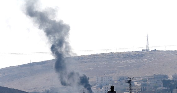 Dżihadyści z Państwa Islamskiego (IS) opanowali już ponad 70 proc. strategicznego miasta Kobane. Jest ono położone tuż przy granicy z Turcją i zamieszkałe przez syryjskich Kurdów - przypomina Syryjskie Obserwatorium Praw Człowieka.