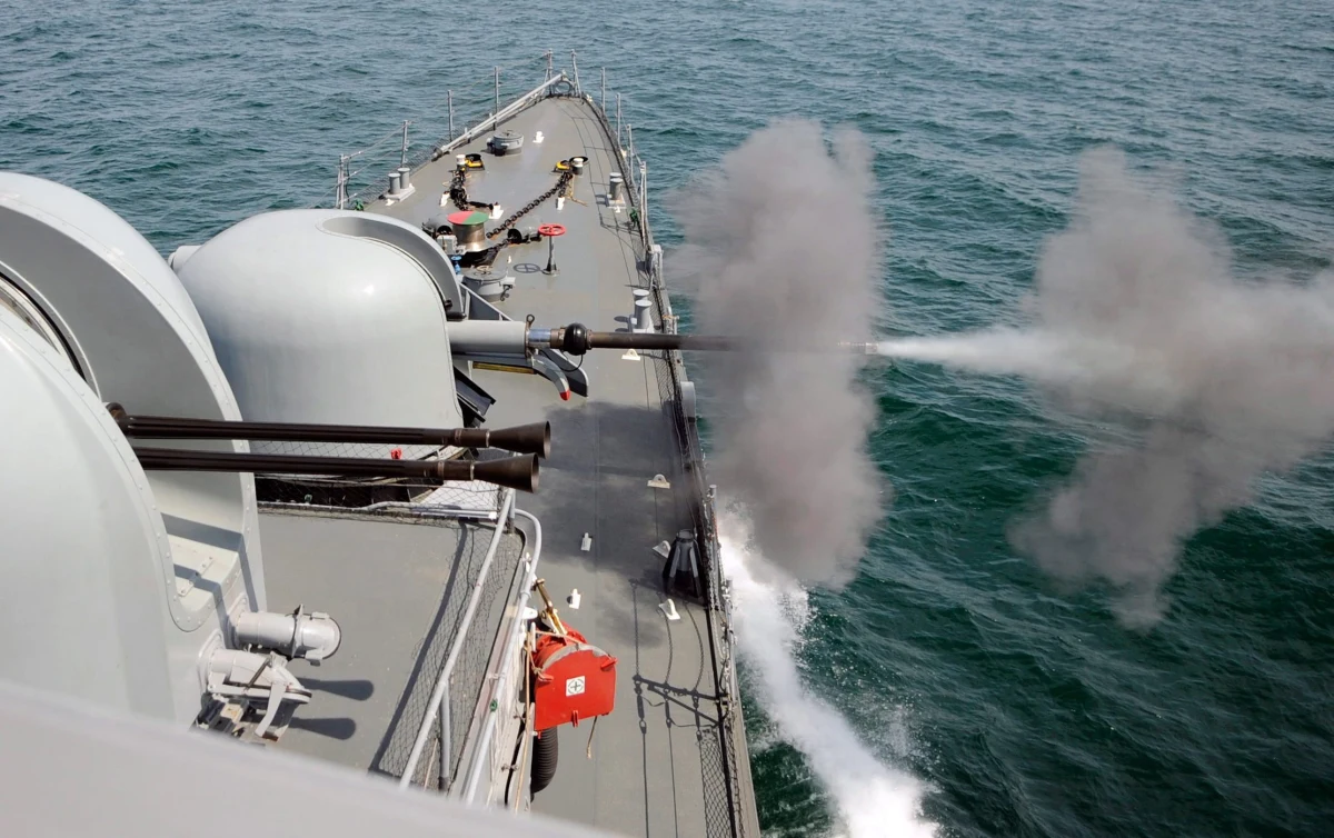 Okręt marynarki wojennej Korei Południowej oddał strzały ostrzegawcze po naruszeniu przez łódź patrolową Korei Północnej nieuznawanej przez Pjongjang linii delimitacyjnej na Morzu Żółtym u zachodnich wybrzeży Półwyspu Koreańskiego - poinformowano w Seulu.