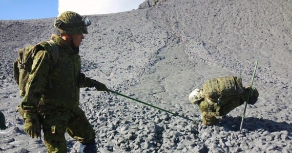 Ponad tydzień po niespodziewanej erupcji wulkanu Ontake, w środkowej Japonii, ratownicy znaleźli  zwłoki dwóch kolejnych osób. Liczba ofiar śmiertelnych wybuchu wulkanu wzrosła do 53. To największa katastrofa tego typu w Japonii w ostatnich latach. 