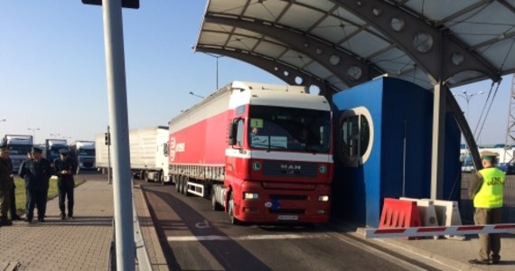 Pierwsze ciężarówki z pomocą humanitarną z Niemiec dla Ukrainy opuściły Polskę. Jak donosi nasz reporter Krzysztof Kot, konwój przejechał przez most graniczny na Bugu w Dorohusku. Tam przejmie je ukraińska milicja, która będzie konwojować ciężarówki w drodze do Kijowa.