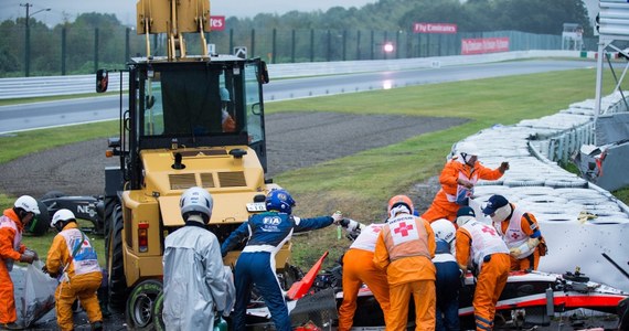 Międzynarodowa Federacja Samochodowa wszczęła dochodzenie w sprawie dramatycznego wypadku Francuza Julesa Bianchiego w czasie Grand Prix Japonii. Francuskie media oskarżają organizatorów wyścigu Formuły 1 o popełnienie karygodnych błędów. Do Japonii dotarł francuski specjalista od uszkodzeń mózgu, który zajmował się m.in. Michaelem Schumacherem.