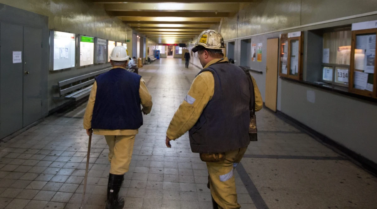 Podziemny pożar utrudnia prowadzenie akcji ratunkowej w kopalni  Mysłowice - Wesoła. Wczoraj wieczorem doszło tam do wybuchu metanu. W momencie wypadku, pod ziemią było 36 górników. Jeden jest poszukiwany od kilkunastu godzin. Nie wiadomo, czy żyje. Jest kombajnistą. Jednak w pobliżu maszyny go nie znaleziono. 