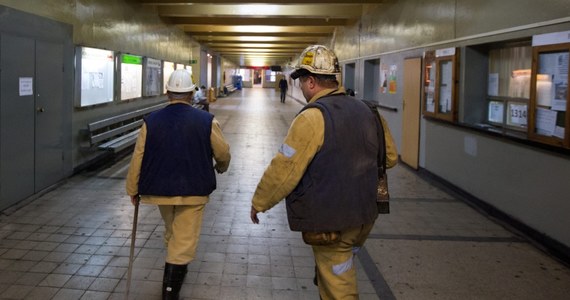 Podziemny pożar utrudnia prowadzenie akcji ratunkowej w kopalni  Mysłowice - Wesoła. Wczoraj wieczorem doszło tam do wybuchu metanu. W momencie wypadku, pod ziemią było 36 górników. Jeden jest poszukiwany od kilkunastu godzin. Nie wiadomo, czy żyje. Jest kombajnistą. Jednak w pobliżu maszyny go nie znaleziono. 