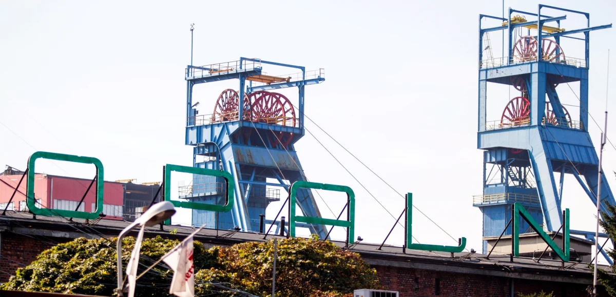 Pracujący w kopalni Mysłowice-Wesoła ratownicy rozpoczęli penetrowanie wyrobiska, w którym może znajdować się zaginiony po wypadku górnik. Wcześniej uniemożliwiały to warunki zagrażające ich bezpieczeństwu. W rejonie poszukiwań nie dało się oddychać. Są też znane dwie wstępne hipotezy dotyczące zapalenia się i wybuchu metanu w kopalni. Pierwsza to tak zwane roboty strzałowe na dole, a druga to podziemny pożar, który miał wybuchnąć jeszcze przed wypadkiem.
