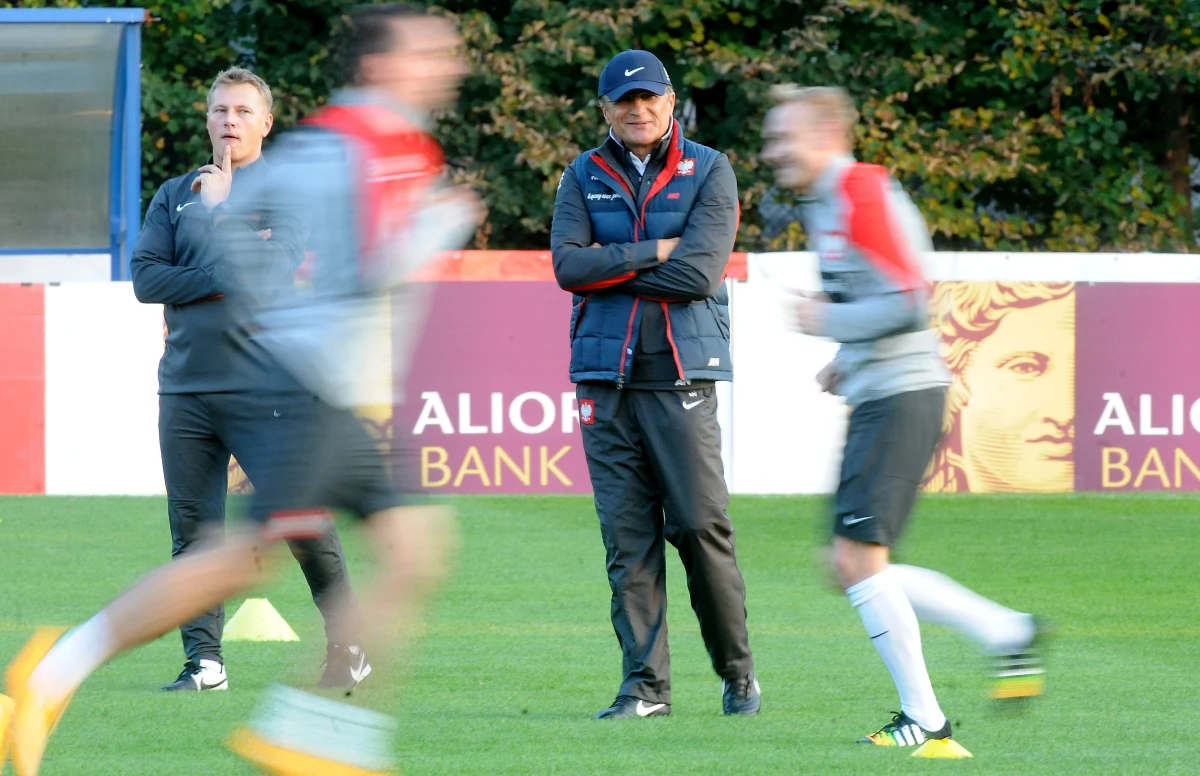 Robert Lewandowski przyznał na konferencji prasowej, że wraz z kolegami z Bayernu Monachium żartował na temat sobotniego meczu eliminacyjnego do Euro 2016. "Niemcy żartowali, że remis wezmą w ciemno" - powiedział napastnik. Selekcjoner Adam Nawałka komplementował zaś rywali biało-czerwonych. "Ta drużyna praktycznie jest bez wad" - stwierdził.