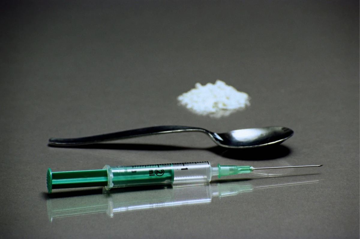 Czteroletnia dziewczynka rozdawała kolegom plastikowe torebki z heroiną w całodziennej świetlicy w Selbyville w stanie Delaware. Dziecko myślało, że to słodycze. 30-letnią matkę hojnej dziewczynki aresztowano.