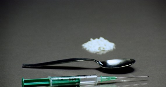 Czteroletnia dziewczynka rozdawała kolegom plastikowe torebki z heroiną w całodziennej świetlicy w Selbyville w stanie Delaware. Dziecko myślało, że to słodycze. 30-letnią matkę hojnej dziewczynki aresztowano.