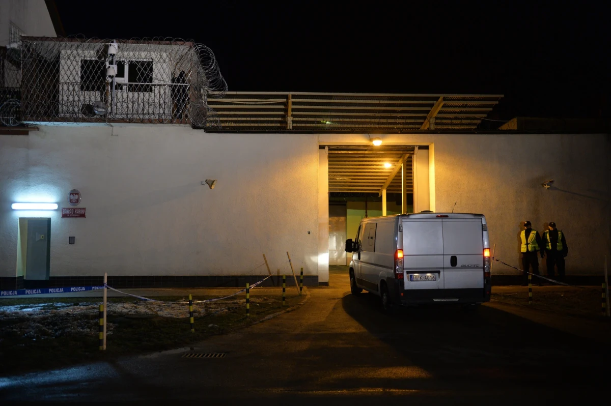 Takie rzeczy tylko w Rzeszowie! Kierowcy przejeżdżający obok zakładu karnego Załęże przecierają oczy ze zdumienia. Nie mogą zrozumieć, po co ocieplany jest... więzienny płot.