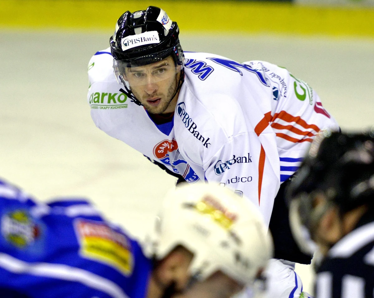 "Kto wyszedł na papierosa, nie widział wyczynu Wojtka Wolskiego" - tak najszybszego hattricka w historii ligi KHL skomentował Andriej Skabiełka, trener Sibira Nowosybirsk, z którym w poniedziałek zmierzyła się drużyna Wolskiego. Pochodzący z Polski Kanadyjczyk potrzebował w tym meczu zaledwie 106 sekund, by zdobyć dla Torpeda Niżny Nowogród trzy gole. Ostatecznie jego zespół wygrał z Sibirem 3:2.