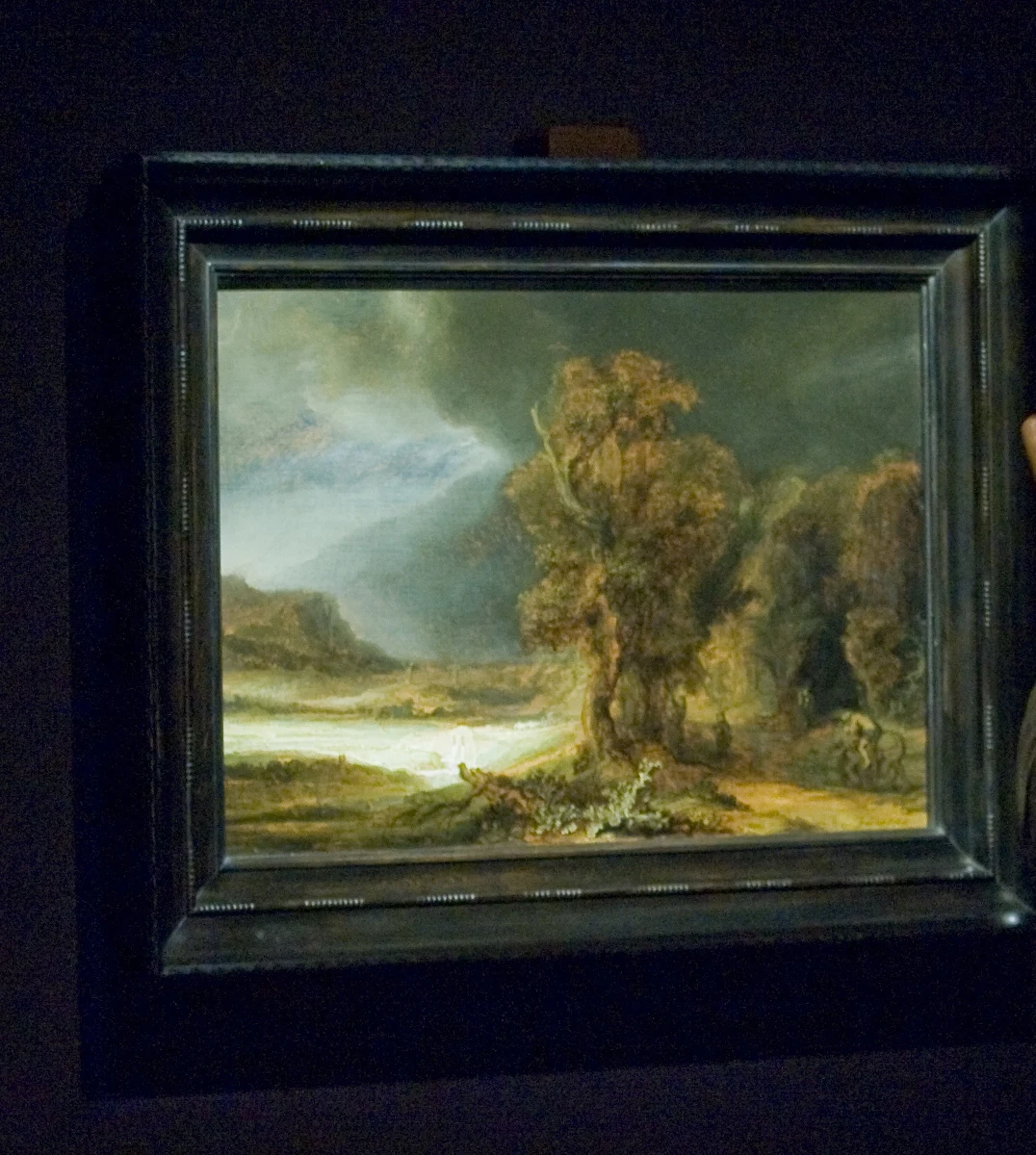 “Kraków powoli zapomina o wspaniałej kolekcji Czartoryskich, która od niemal 150 lat była jego dumą” – donosi “Dziennik Polski”. “„Krajobraz z miłosiernym Samarytaninem” Rembrandta, drugi po „Damie z gronostajem” Leonarda da Vinci najcenniejszy obraz w polskich zbiorach malarskich, opuścił Kraków. Fundacja Czartoryskich, do której dzieło należy, wysłała je w objazd po – często prowincjonalnych – polskich muzeach. Pod Wawel wróci prawdopodobnie w przyszłym roku” – dodaje. 