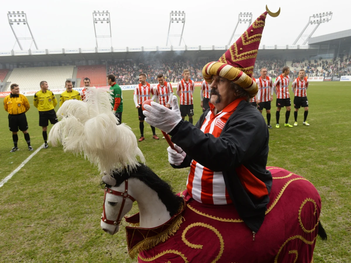 W wieku 66 lat zmarł Krzysztof Wawrzyniecki popularny Lajkonik na stadionie Cracovii wyprowadzający drużyny przed meczem. Postać legendarna i doskonale znana kibicom. Przez lata pracował społecznie w krakowskim klubie. 